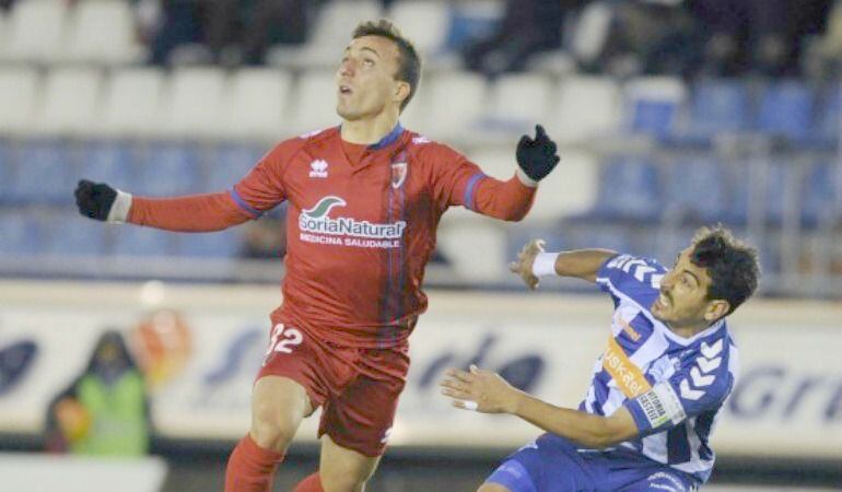 Valcarce y Carpio pugnan por un balón en los últimos minutos del choque.