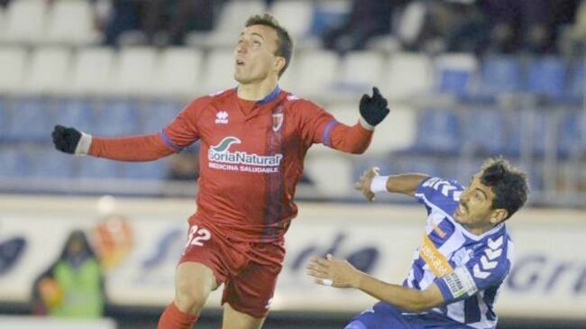 Valcarce y Carpio pugnan por un balón en los últimos minutos del choque.