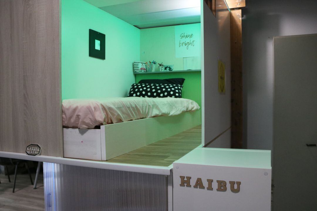 Habitació d'un 'pis rusc' a l'espai expositiu de Haibu 4.0 a l'Hospitalet de Llobregat