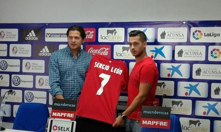 Sergio León posa junto al director deportivo de Osasuna, Vasiljevic