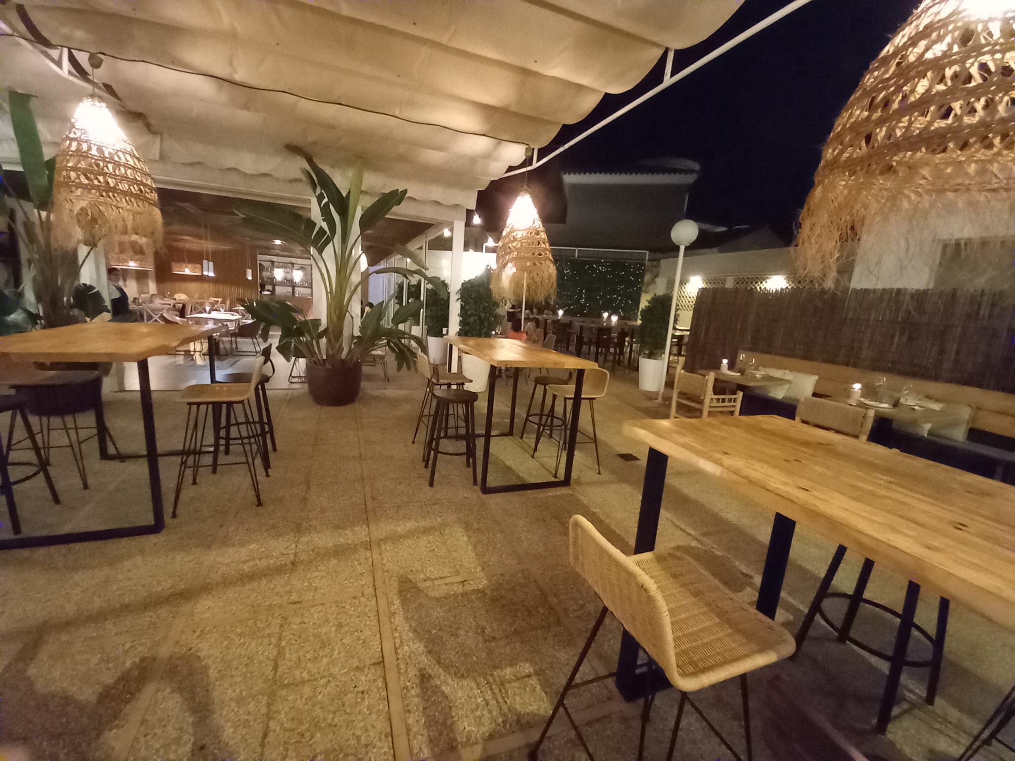 La amplia terraza de Kammala, en Rota