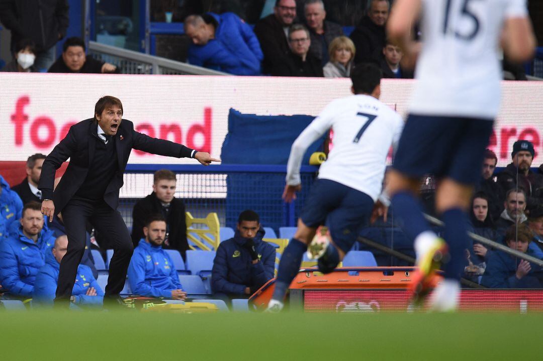 Antonio Conte gesticula durante un partido del Tottenham