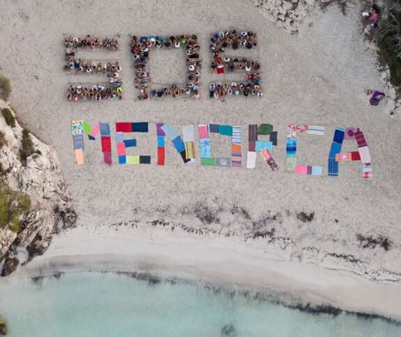 Imatge de la protesta del GOB a Cala en Tuqueta