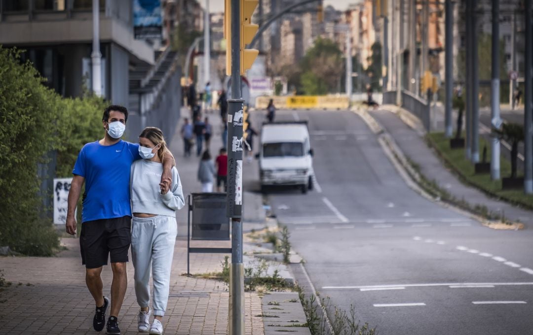 Una pareja paseando por las calles de Barcelona.