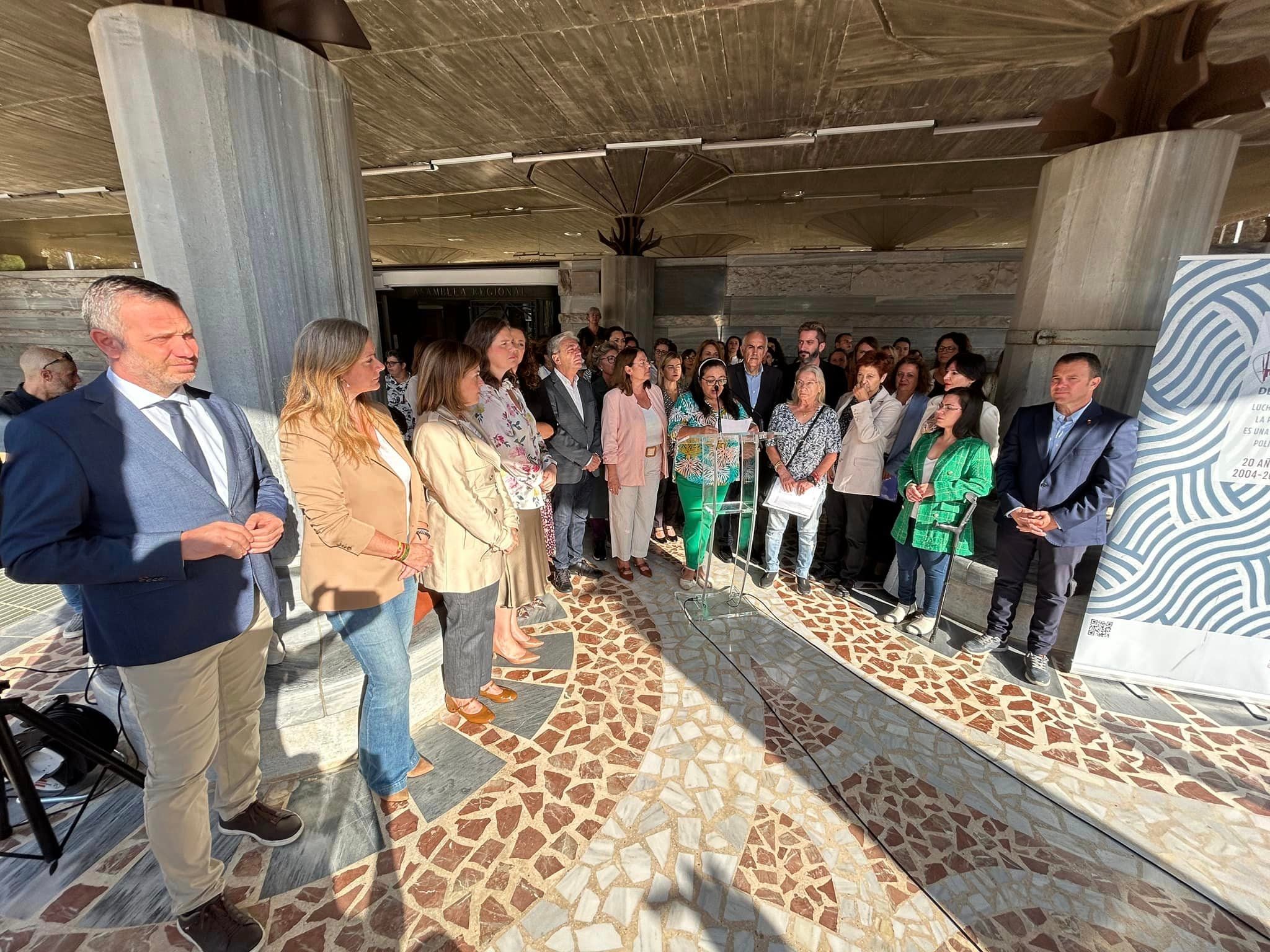 Lectura de Manifiesto de la EAPN-RM en la puerta principal de la Asamblea Regional de Murcia