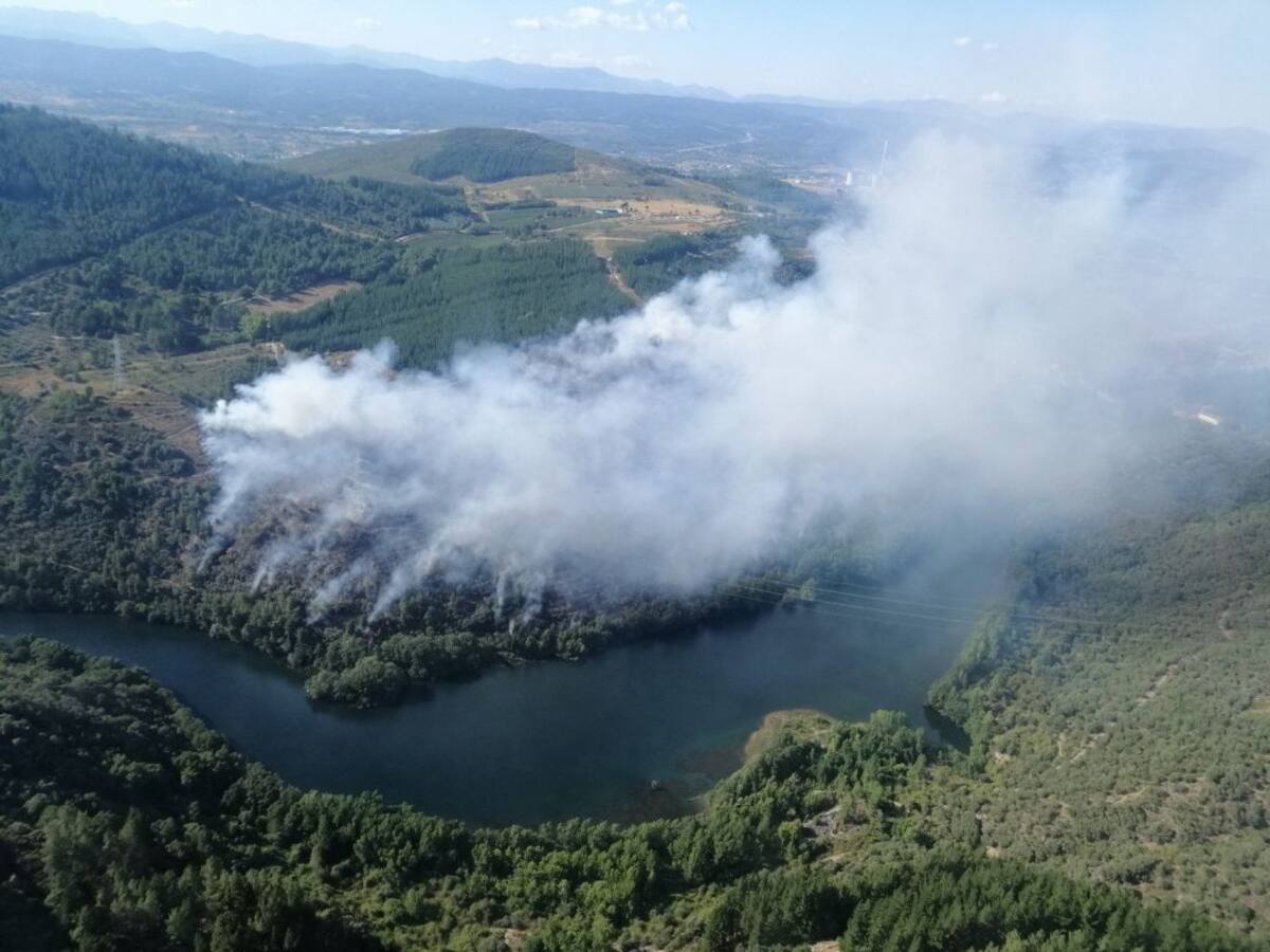 Declarado un incendio con tres focos en los montes aledaños al pantano de Bárcena