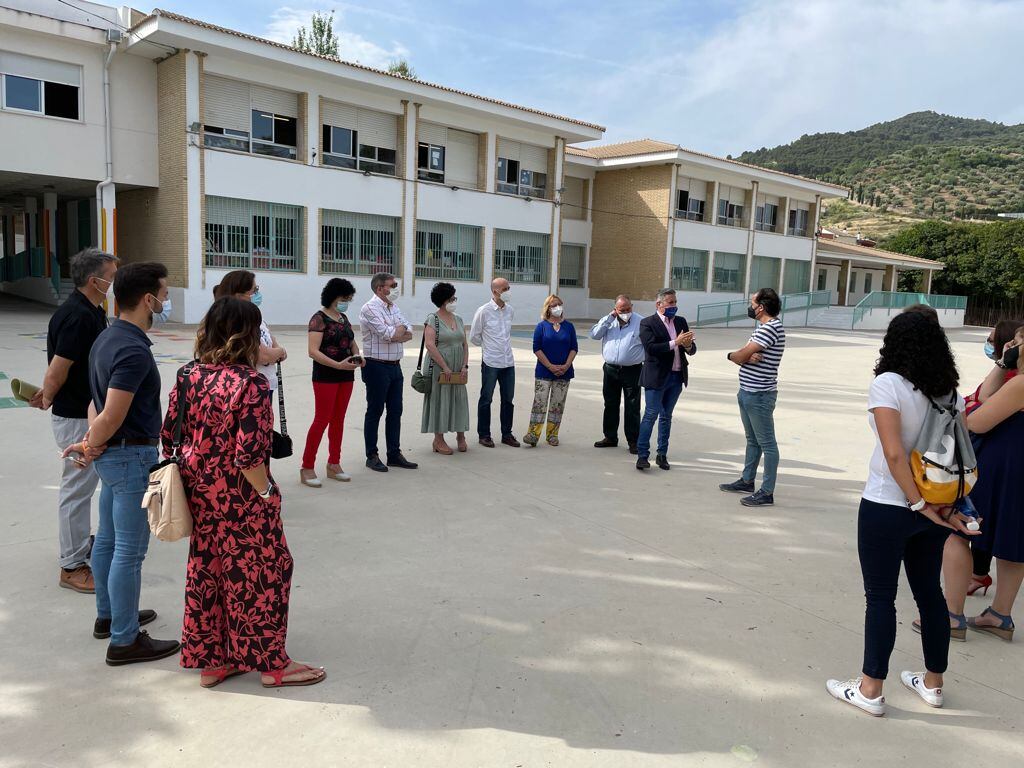 El delegado de Educación, Antonio Sutil, en una visita a un centro en Torredelcampo.