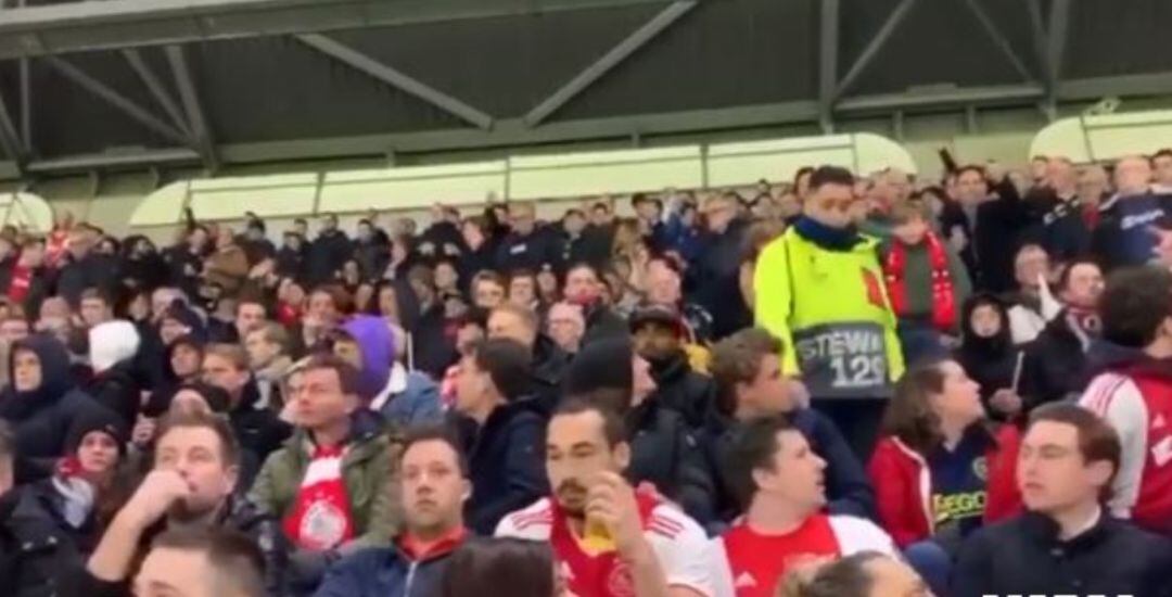 Aficionados del Ajax tiran cerveza a los familiares del Getafe.