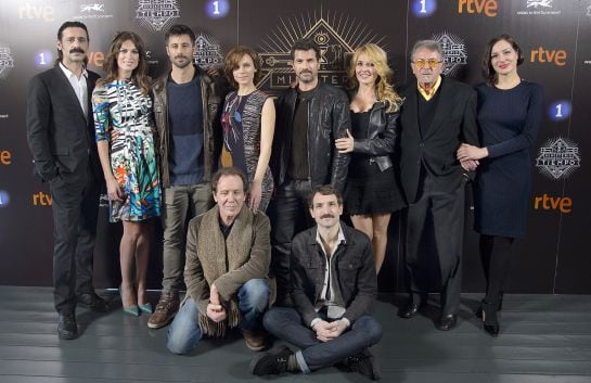 Reparto principal de &#039;El Ministerio del Tiempo&#039; en su T2 posando en el estreno para periodistas