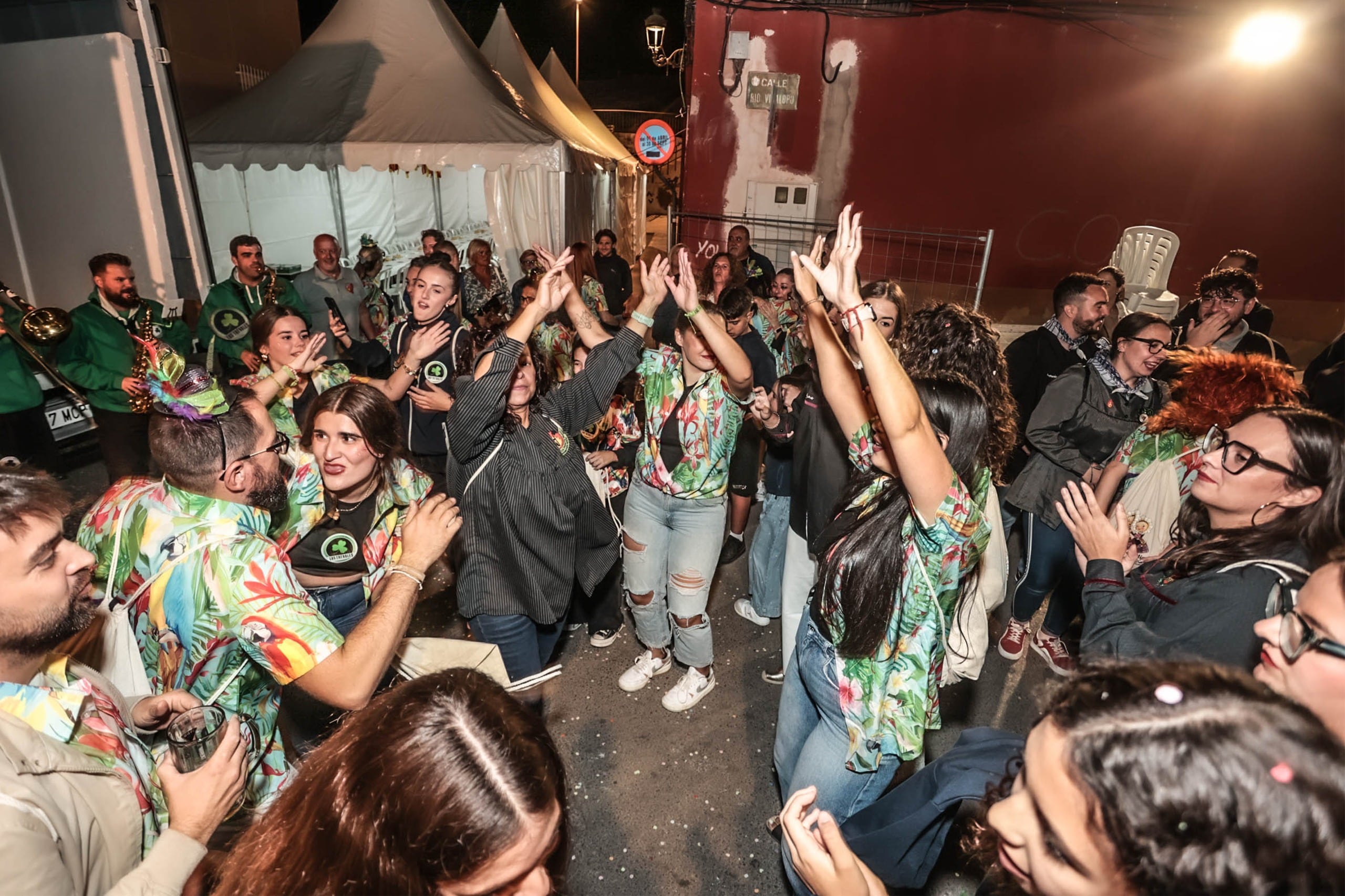 La noche de la plantà se vivió con intensidad, entre convivencia y las tradicionales gachamigas compartidas por falleros, artistas y vecinos.