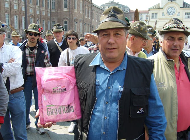 La presentación del Giro coincidió con otros dos eventos: el aniversario de la unidad (discurso del ministro de Defensa y exhibición aérea) y el homenaje a los alpini (una especie de partisanos con gorros tiroleses que defendieron a Italia del fascismo).