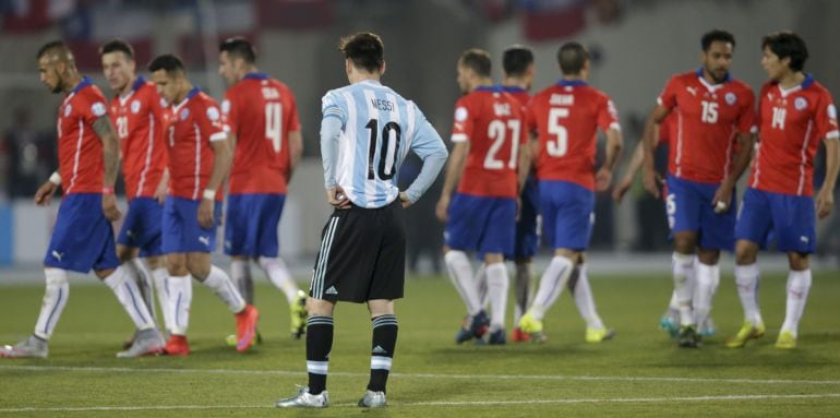 Messi, rodeado de jugadores chilenos