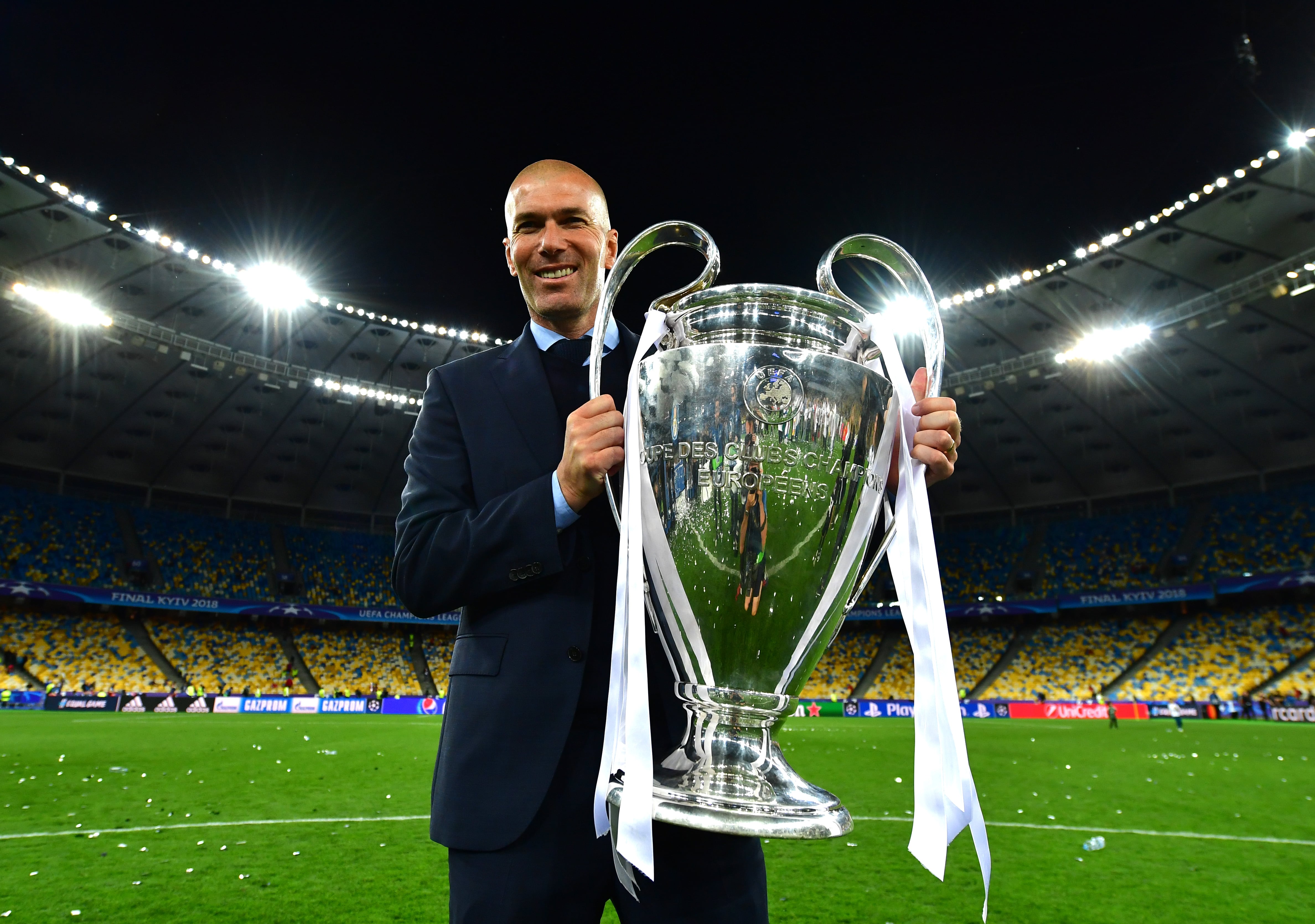 Zinedine Zidane, ganador de tres Champions seguidas, con el trofeo conseguido en Kiev en sus manos.