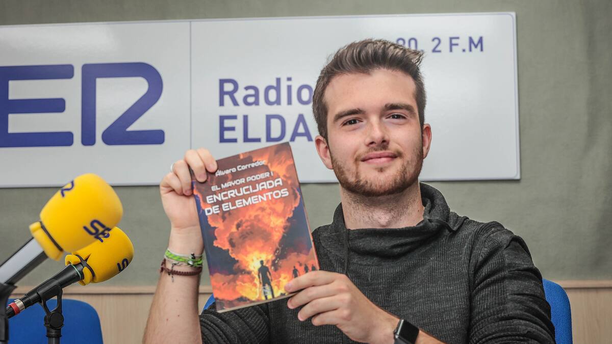 Álvaro Corredor, escritor eldense, sobre su libro "Encrucijada de elementos"