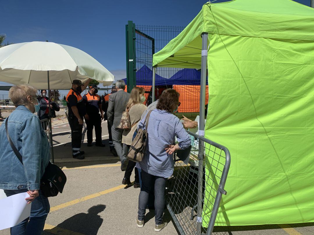 Personadas citadas a vacunación accediendo al recinto habilitado en Úbeda