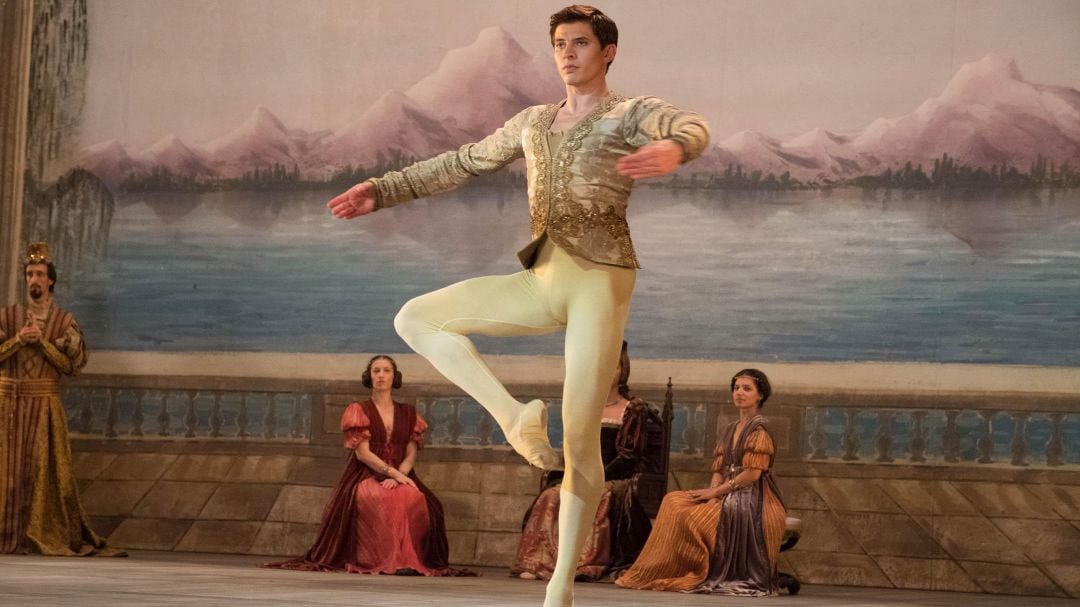 El bailarín ucraniano Oleg Ivenko da vida a Rudolf Nureyev 