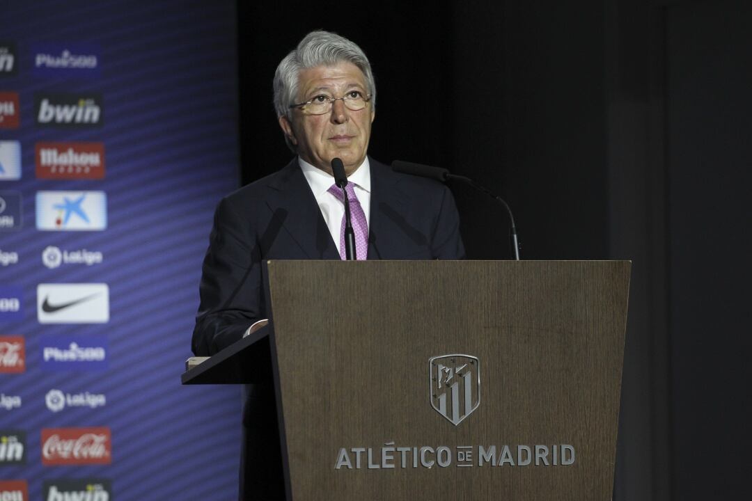 Enrique Cerezo en la presentación de un nuevo fichaje del Atlético de Madrid.