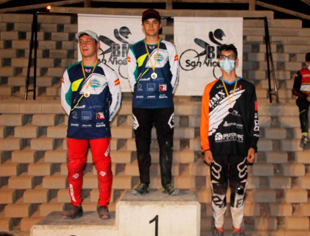 Kenny Vaya, en el tercer escalón del podio de la prueba disputada en San Vicente del Raspeig en categoría júnior