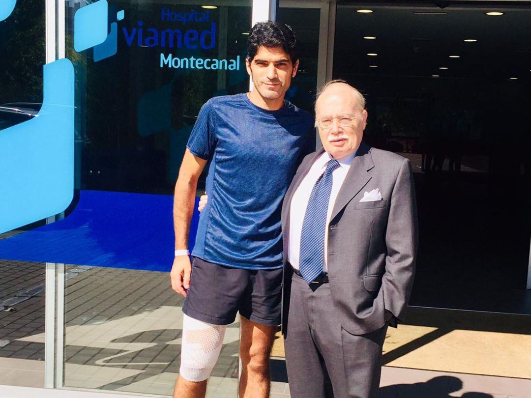 El banderillero de Guarrate junto al Doctor CarlosVal Carreres tras recibir el alta hospitalaria