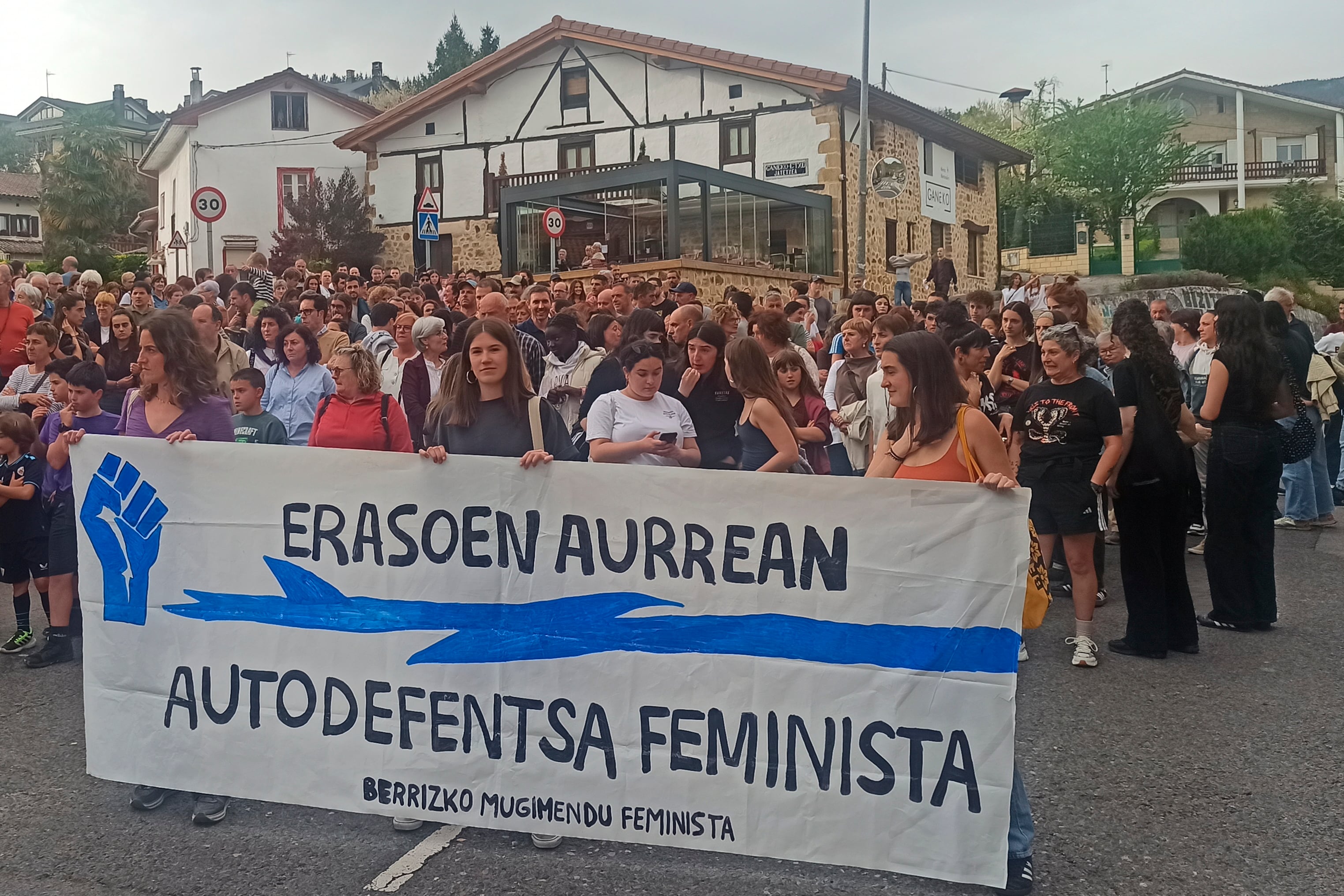 BERRIZ (BIZKAIA), 07/04/2026.-Cientos de personas han tomado parte esta tarde en Berriz en la protesta convocada por el movimiento feminista tras el apuñalamiento sufrido ayer lunes por una mujer a manos de su pareja en una vivienda de la localidad. La víctima, de 38 años, fue agredida con un arma blanca y tuvo que ser trasladada en helicóptero al hospital de Cruces en Barakaldo, mientras que una de las hijas de la pareja también resultó herida, de pronóstico más leve, al tratar de defender a su madre. EFE/ Jon Garai