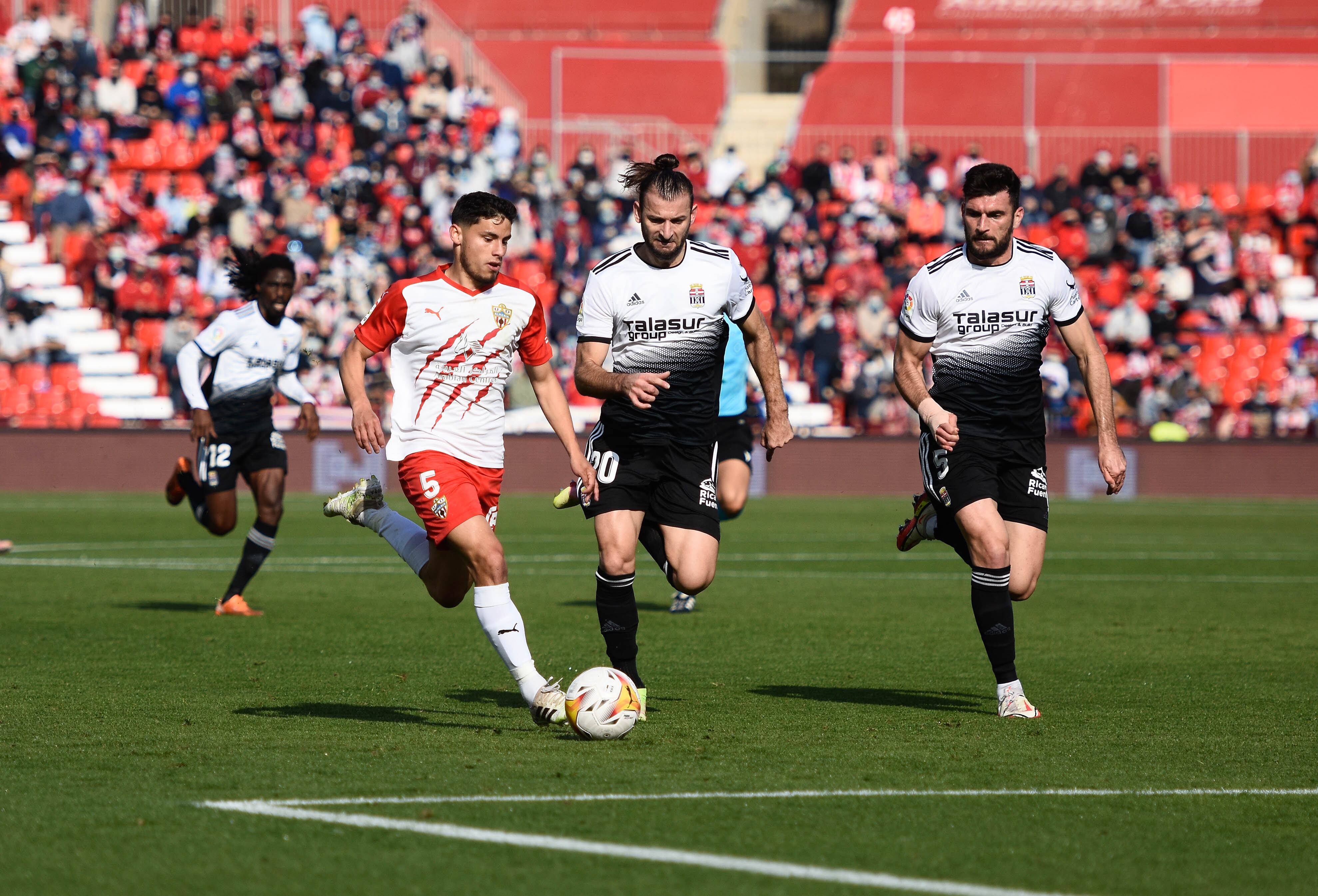 Robertone tiene opciones para salir del Almería.