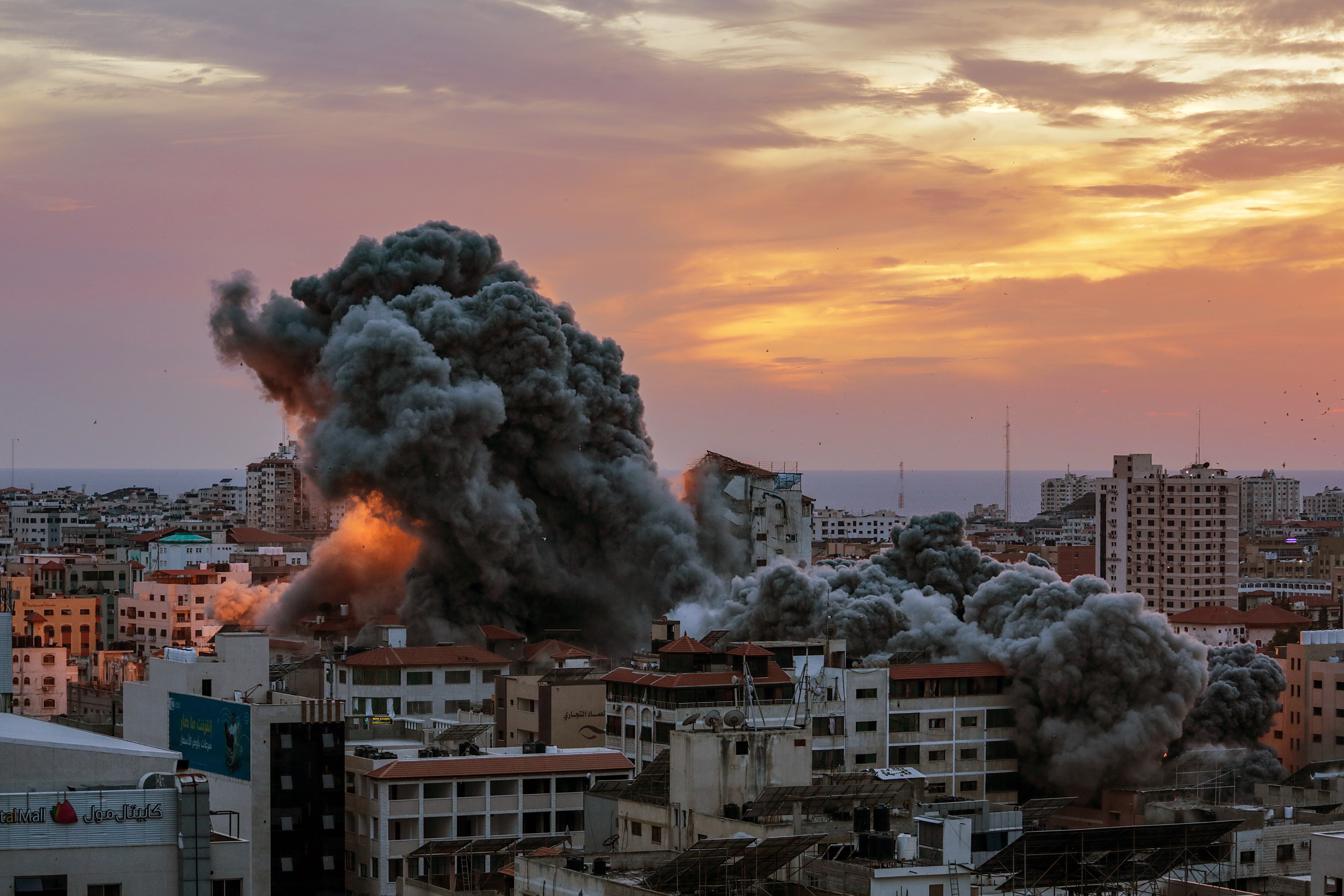 El humo se eleva después de que aviones de combate israelíes atacaran la torre Palestina en la ciudad de Gaza, el 7 de octubre de 2023.