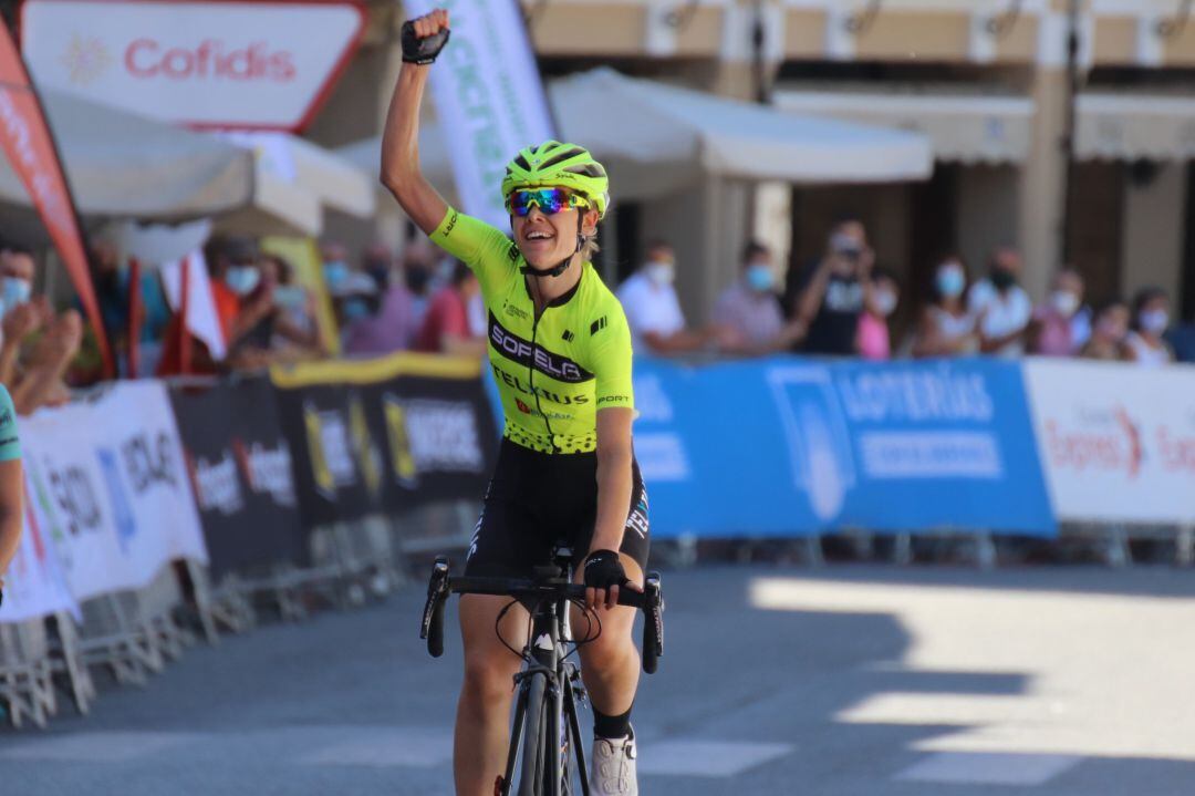 Sara Martín levanta el brazo celebrando su victoria sub-23 en el Campeonato de España en ruta.