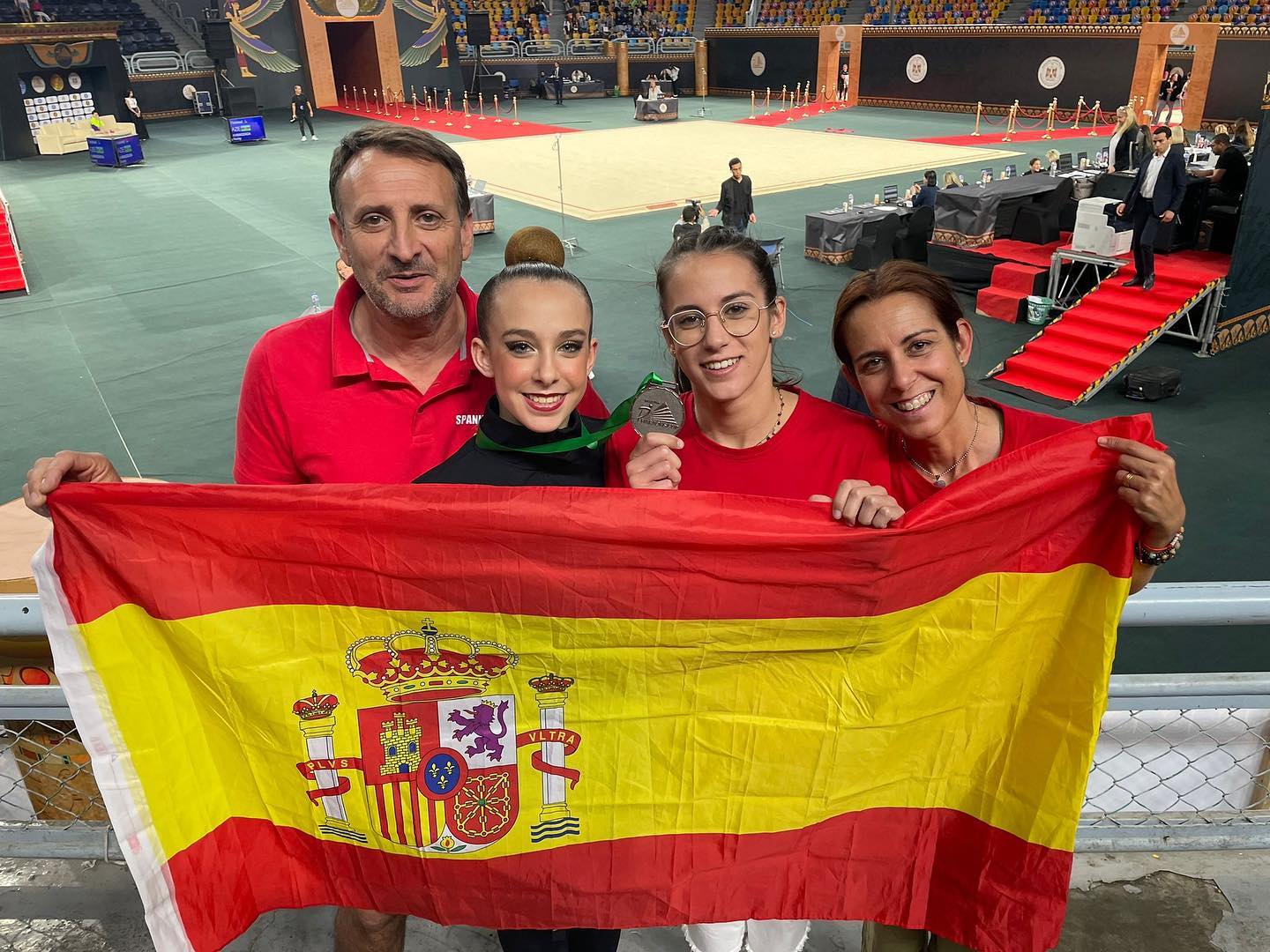 Alba Vidal amb la seua familia i la medalla de bronze a El Cairo