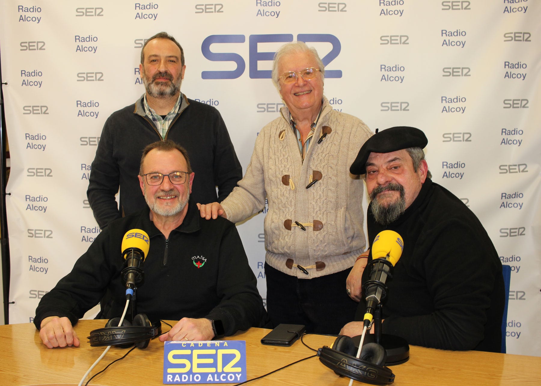 Paco Aznar, junto a Manolo Valls, Santiago Valor y Roberto Pérez, en el estudio central de Radio Alcoy