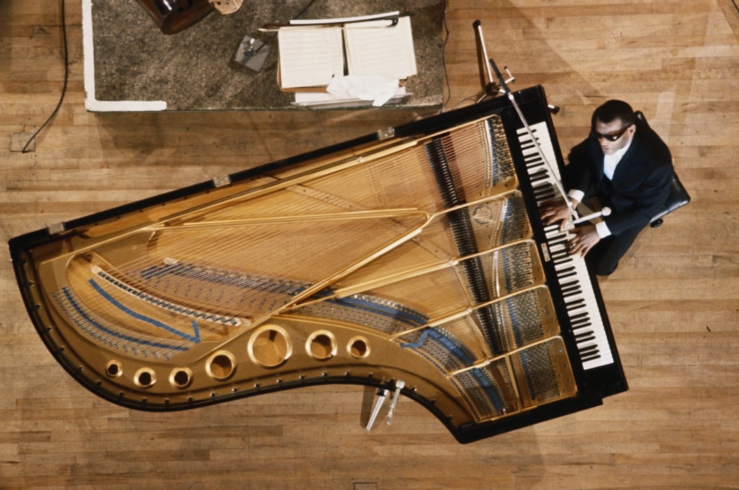 Ray Charles posa con su piano en una fotografía de 1964