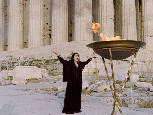 La actriz Irene Papas, en Grecia, ante la llama olímpica antes de viajar a Barcelona en 1992. )
