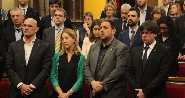 Membres del Govern com Raül Romeva, Neus Munté, Oriol Junqueras i Carles Puigdemont fan un minut de silenci en record de Muriel Casals al Parlament 