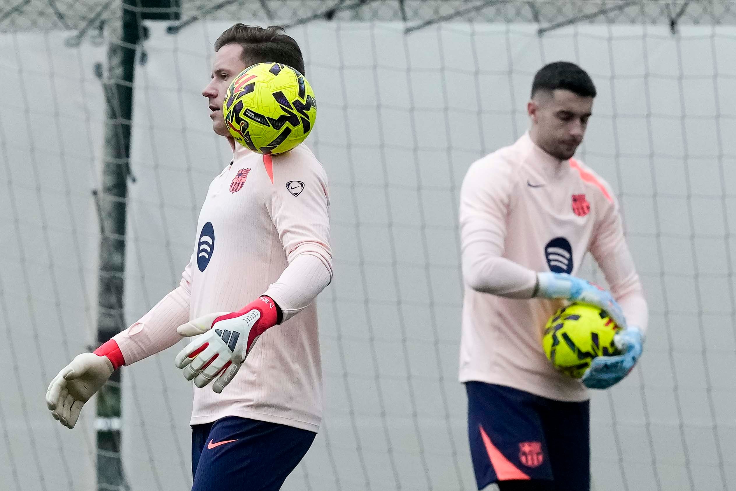 Joan Garcia y Ter Stegen, durante el entrenamiento del primer equipo del FC Barcelona