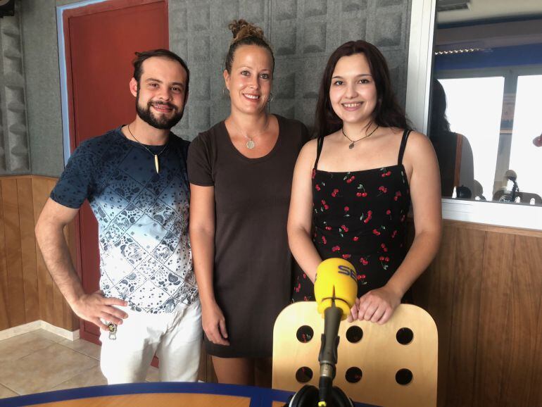 Los alumnos del GAT en los estudios de Radio Ibiza SER