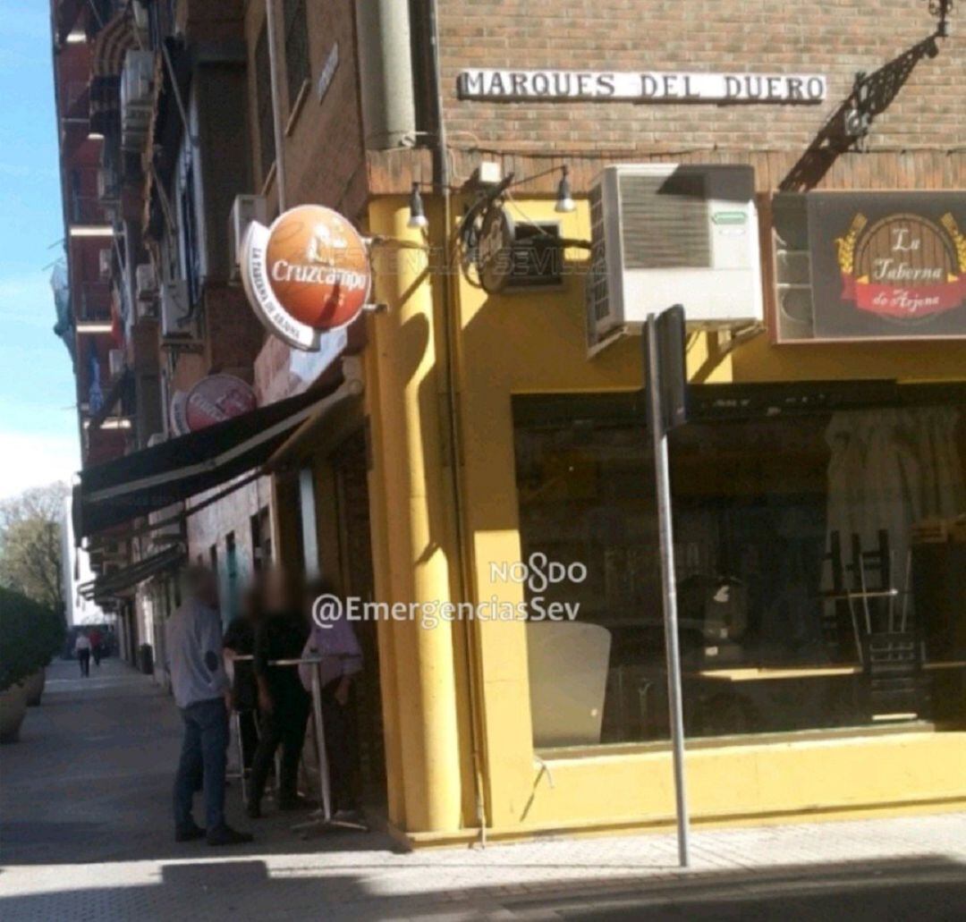 Bar denunciado por expender bebidas en la calle.