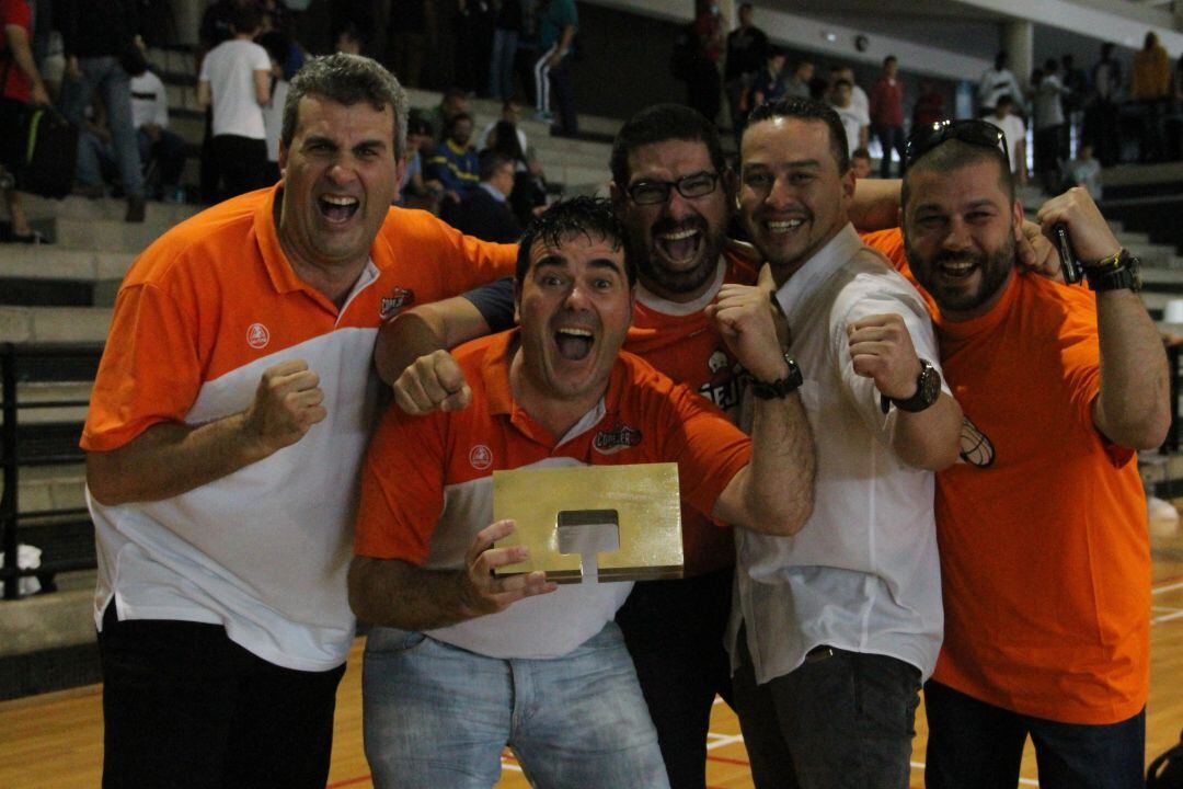 Iván Fernández, en el centro y trofeo en mano, celebrando el ascenso a la Liga EBA.