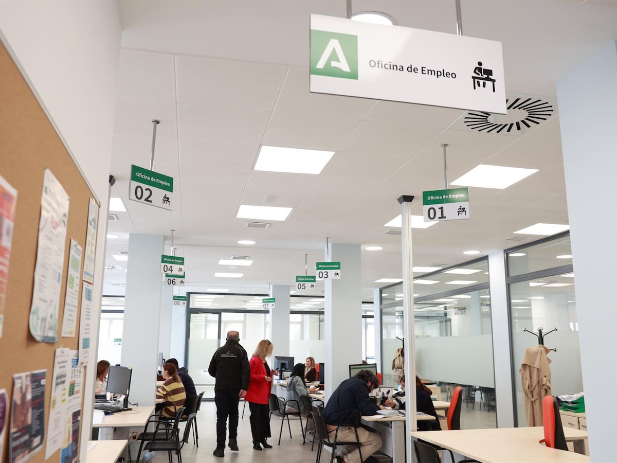 El paro baja en 1.100 personas en el primer trimestre en Andalucía y se destruyen 8.900 empleos