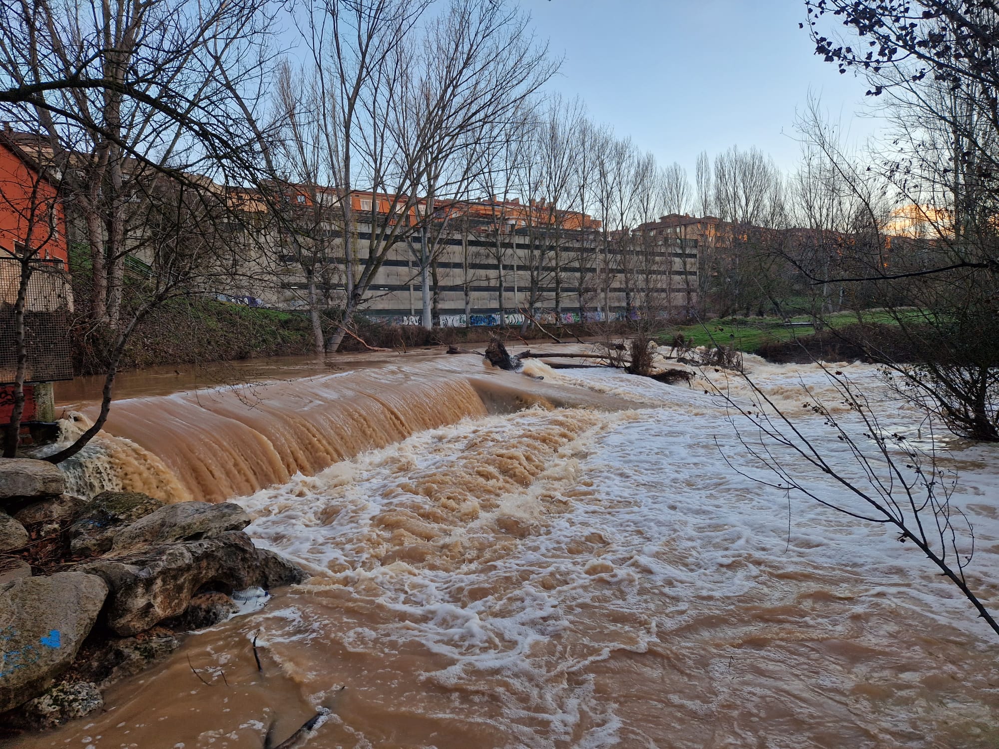 La fuerza del agua en el Río Arandilla el pasado viernes