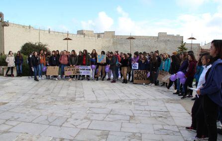 Alumnos del IES Duque de Alburquerque se concentran a las puertas del instituto leyendo textos con motivo del 8M en Cuéllar