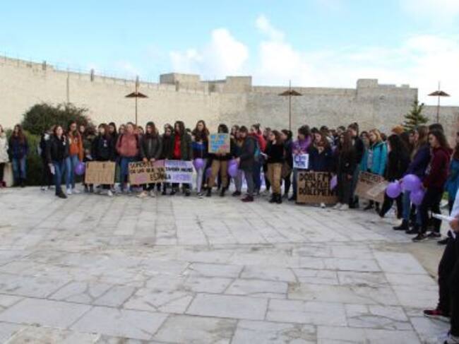 Alumnos del IES Duque de Alburquerque se concentran a las puertas del instituto leyendo textos con motivo del 8M en Cuéllar