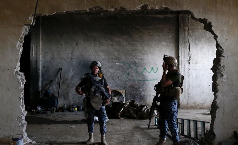 Miembros de las policía federal iraqui hacen guardia junto a una fábrica en Mosul