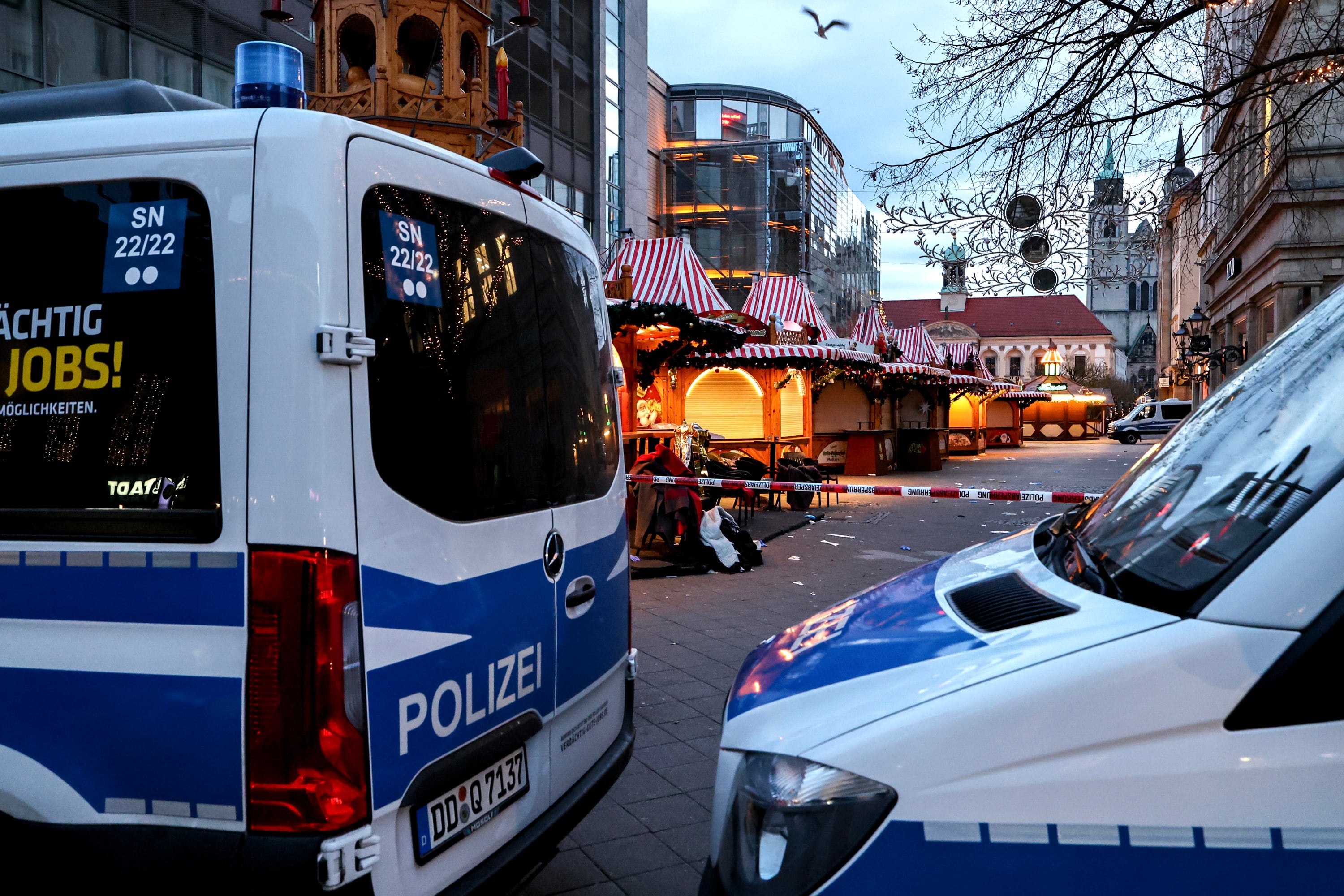 La Policía alemana en el mercadillo navideño de Magdeburgo, después del ataque.