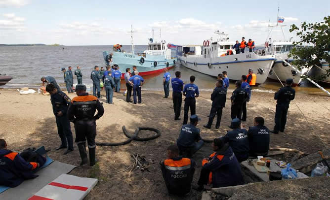 Los buzos localizan más de 50 cuerpos, en su mayoría niños, en una sala del crucero hundido en el Volga