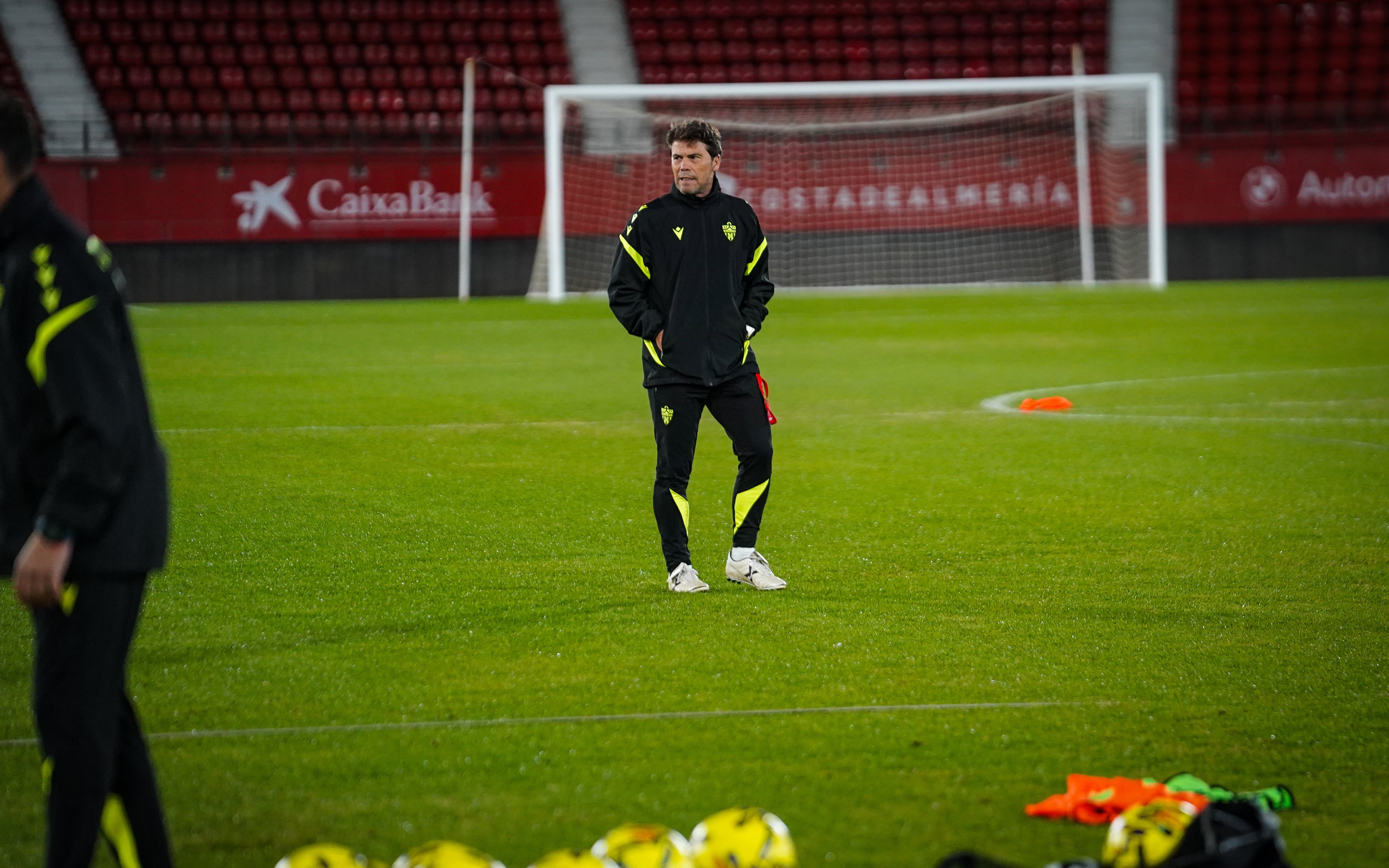 Rubi en la preparación del partido Almería-Huesca, que llega después de la polémica arbitral en Ceuta.