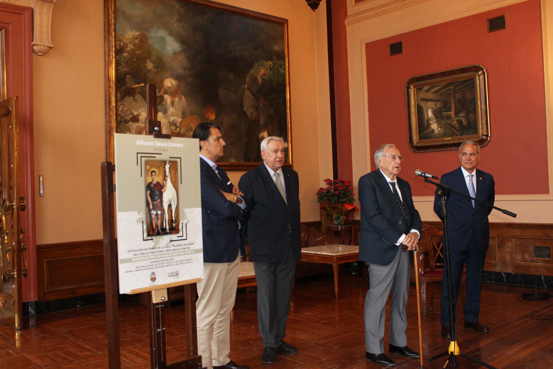 Un instante de la inauguración de la exposición que ha tenido lugar en el Salón Largo del Círculo Industrial con la intervención del propio pintor Alfonso Saura