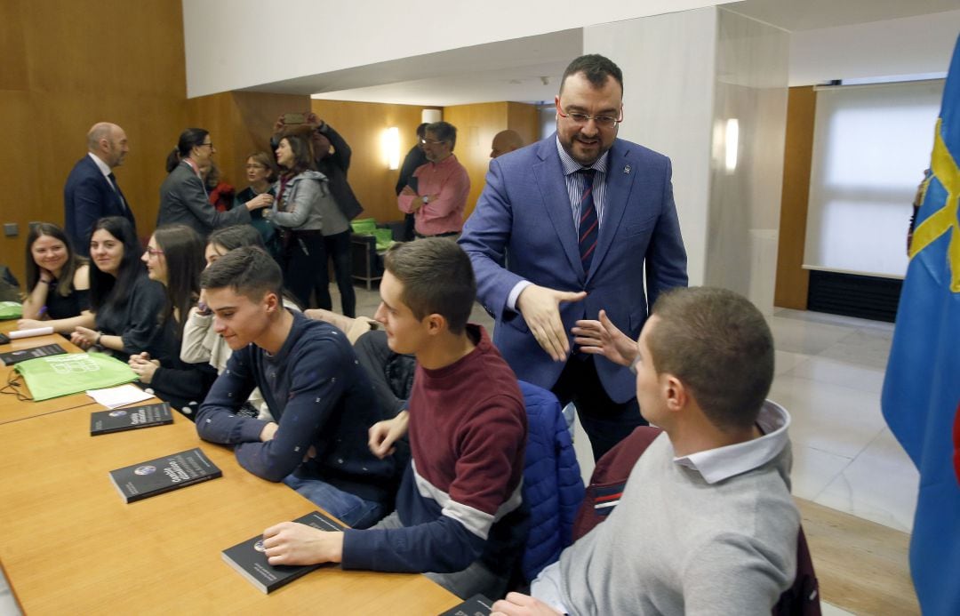 Adrián Barbón saluda a los estudiantes en el palacio de la Presidencia