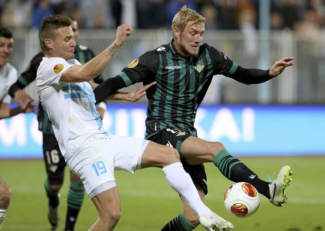 El jugador del Betis Damien Perquis pelea por el control del balón con el jugador del Rijeka, Leon Benko, durante el partido de la Liga Europa disputado en Rijeka, Croacia.