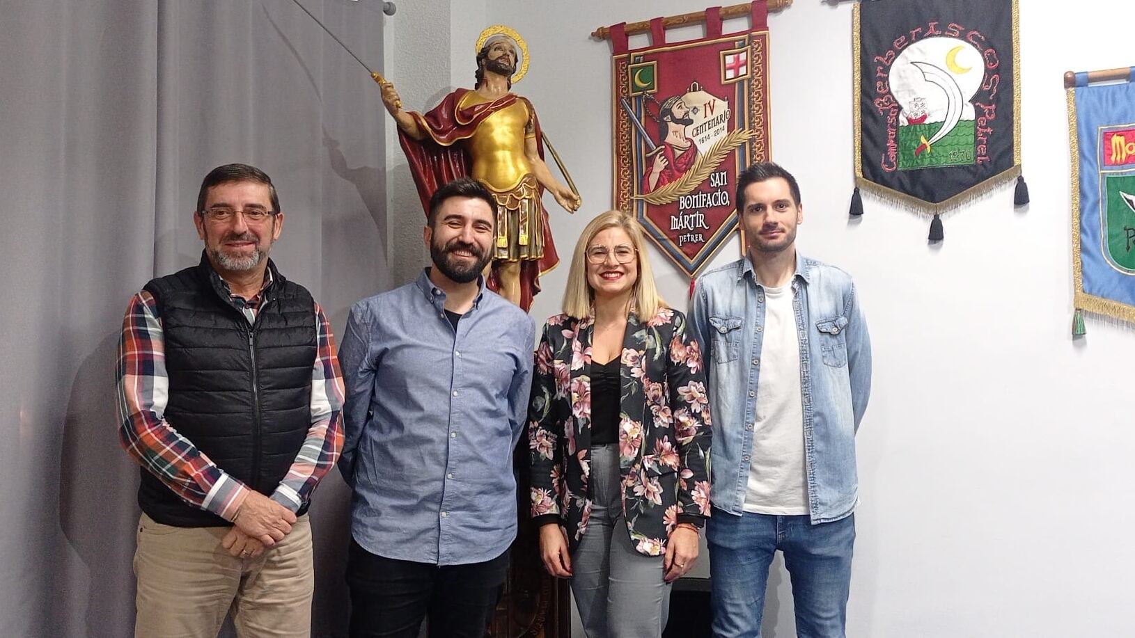 Carlos Verdú Chico de Guzmán, pregonero de Moros y Cristianos 2023 junto al presidente de la comisión de fiestas, Enrique Rubio, la alcaldesa Irene Navarro y Carlos Bellod, ponente comisión del pregón