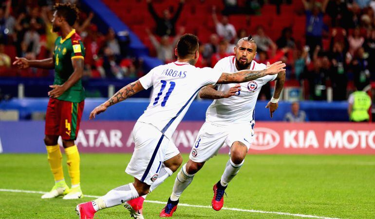 Arturo Vidal celebra su gol ante Camerún