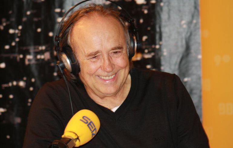 Joan Manuel Serrat durante una entrevista en Radio Barcelona